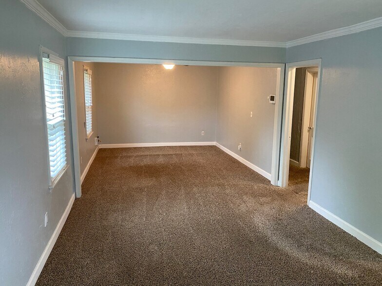 Large living room space with room to spread out. - 508 E Indian Dr
