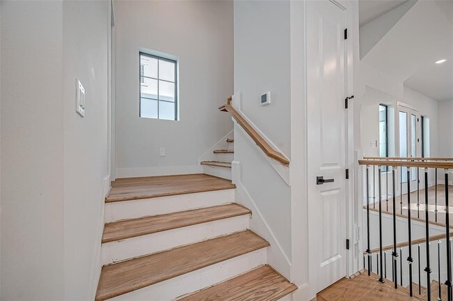 Building Photo - 1222 W 24th St