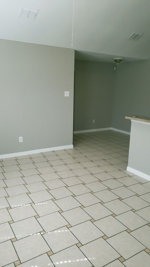 Building Photo - Great size Duplex for rent in Arlington!