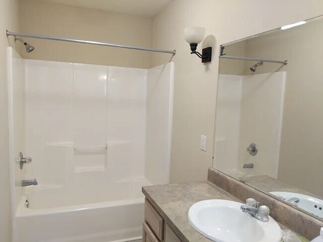 Building Photo - 3 Bedroom 2 Bath House