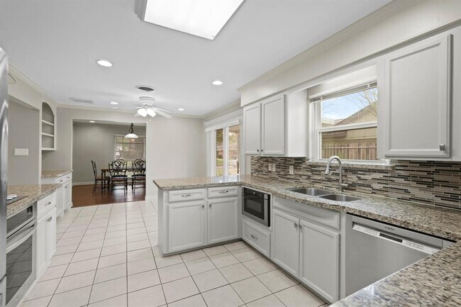 Building Photo - 5618 Bankside Dr