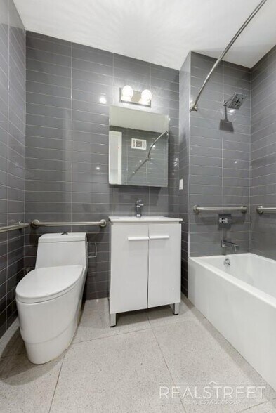 Building Photo - No Fee Large 2+ Bed Duplex w BACKYARD & LAUNDRY In Unit