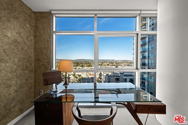 Building Photo - 13700 Marina Pointe Dr