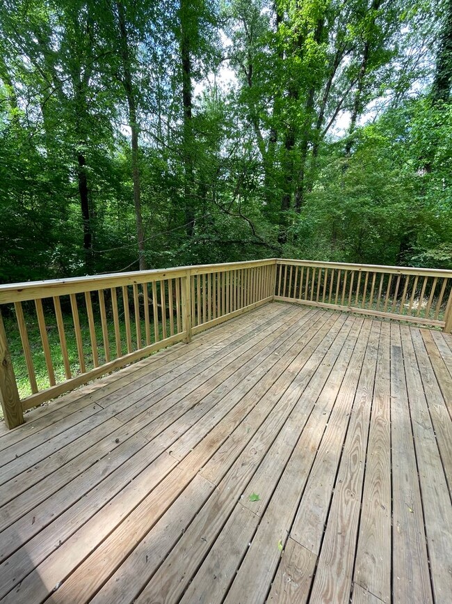 Building Photo - This Adorable 2 bedroom 2 bath duplex is l...