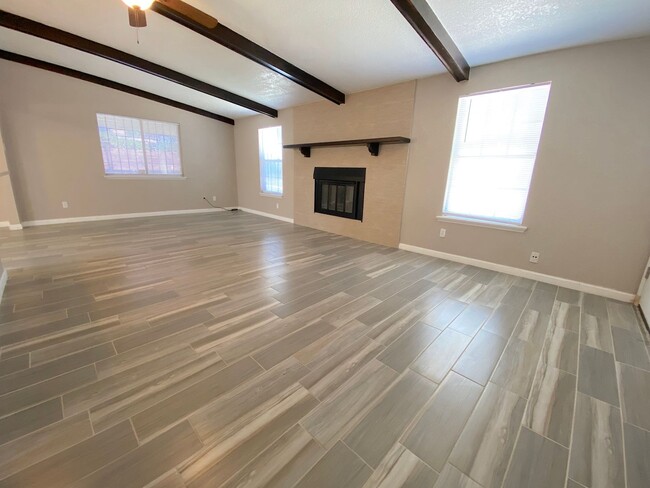 Building Photo - Northeast El Paso 3 bed with Refrig A/C