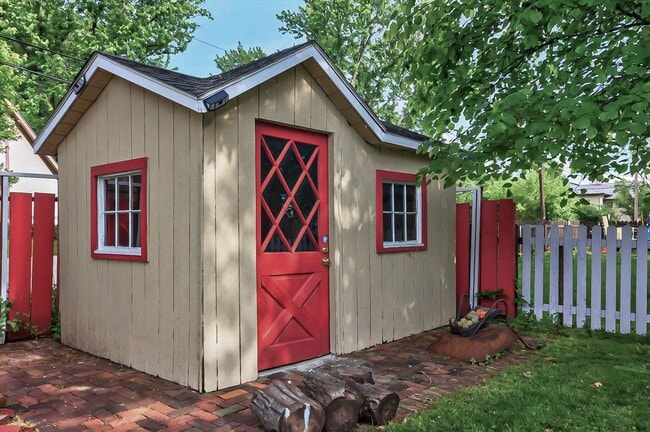 Building Photo - Move In Ready! 5 bedroom 3.5 bath near Was...