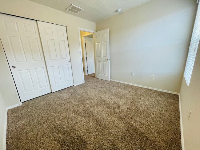 Building Photo - 3 bed 2 bath 1400 sq ft home