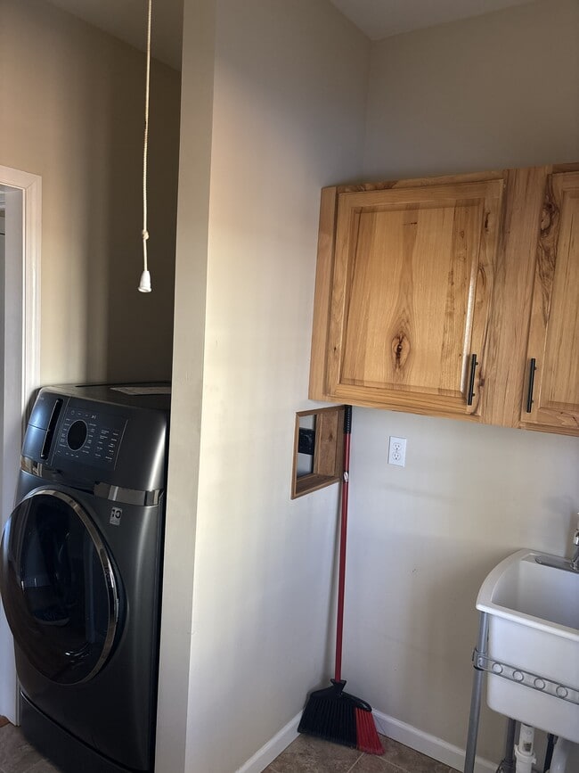 Building Photo - 477 Probart St