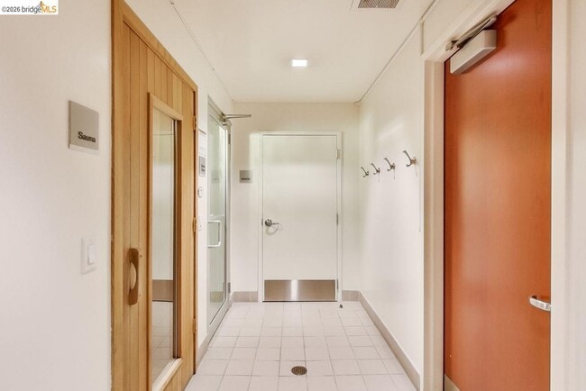 Building Photo - 585 9th St