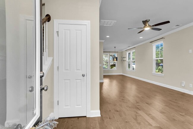 Building Photo - Stunning 3-Bed / 2.5-Bath Home in Park Cir...
