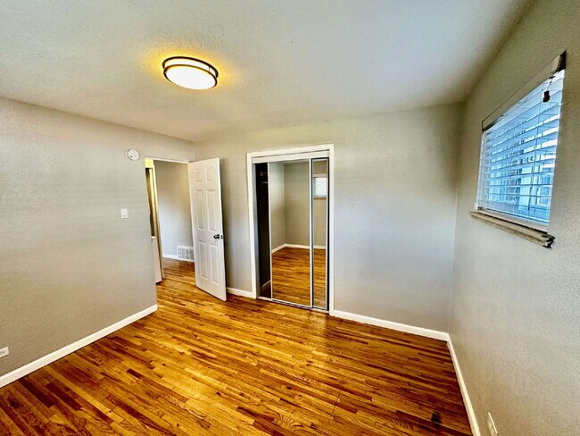 Building Photo - Cozy Home in Sunnyside!