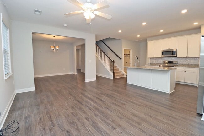 Building Photo - Fabulous 4 bedroom 2.5 Bath House ~ Minutes to Fort Jackson ~ Available June 2026!