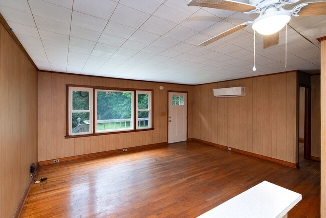 Building Photo - Great 2 Bedroom House in Dillsboro near the River $1400 available June 5th for year-long lease