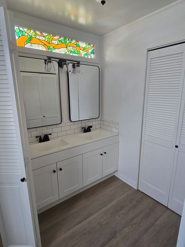 Building Photo - ORANGE OLD TOWN PLAZA  3 BEDROOM 2 BATH HO...