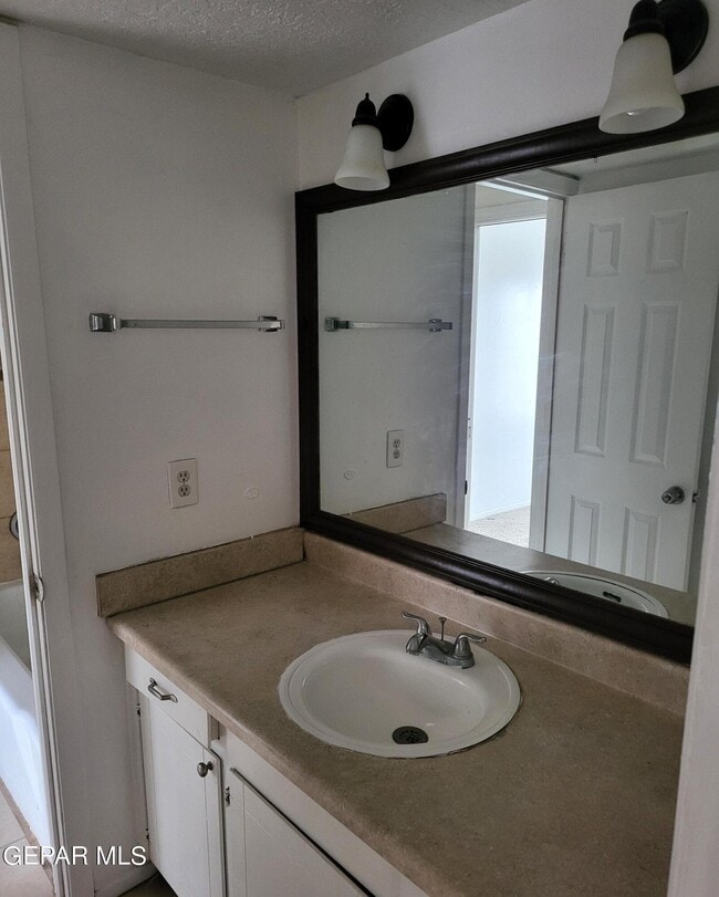 Building Photo - 6416 Pizarro St