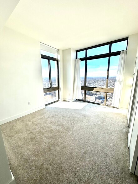 Building Photo - 175 Huguenot St