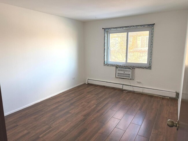 Building Photo - 256 Shorewood Dr