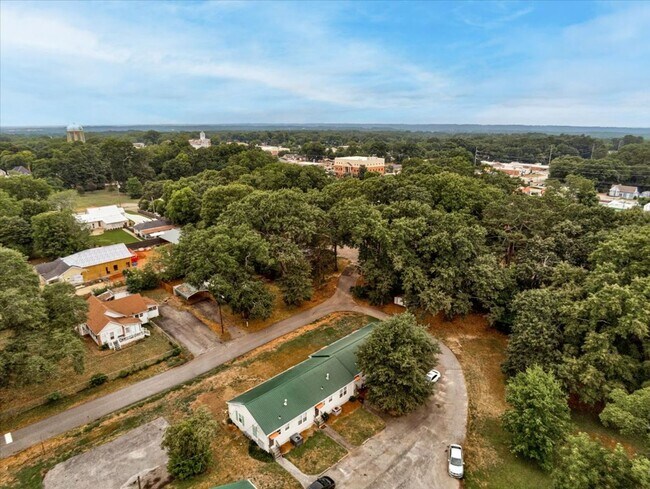 Building Photo - Welcome to this beautifully renovated condo located in the heart of McDonough, GA.