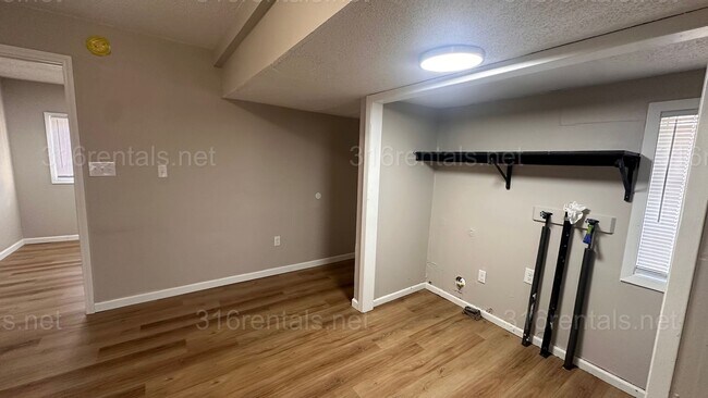 Building Photo - $1150- 3 bed 1 bath - Single Family Home with a fenced back yard!