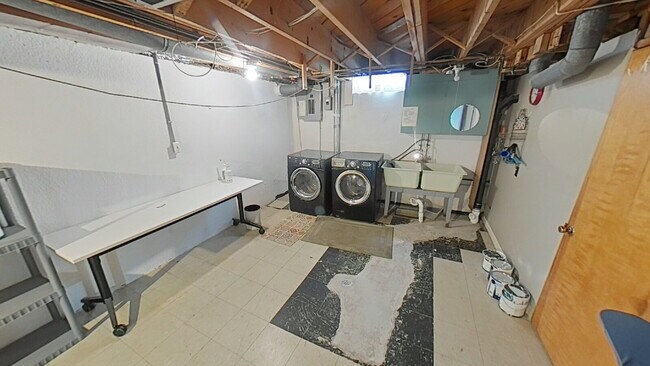 Building Photo - 13250 De Mott Dr