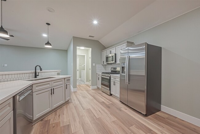 Building Photo - 2 Garden Lodge Pl