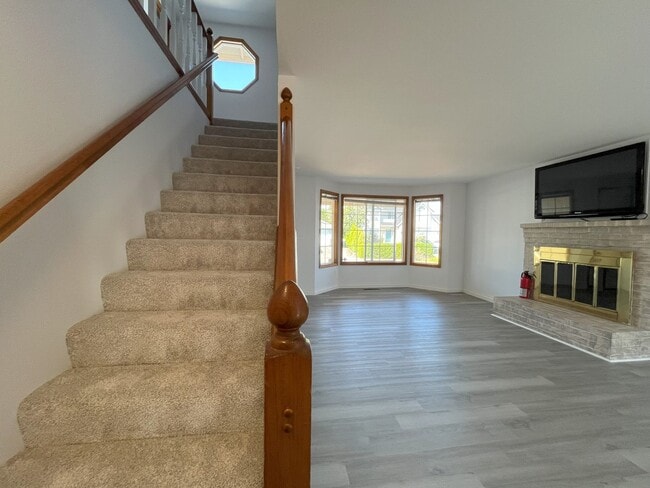 Building Photo - Spacious 4-Bedroom, 2.5-Bathroom Home with...