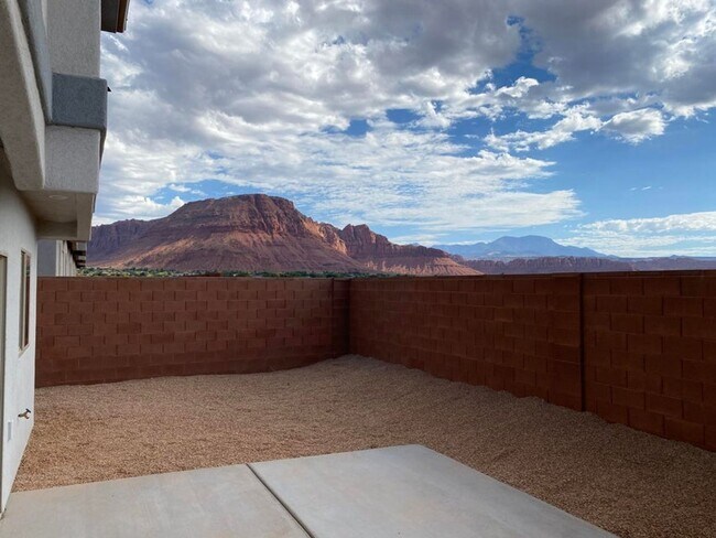 Building Photo - Beautifully Designed 3 Bedroom Townhome Ne...