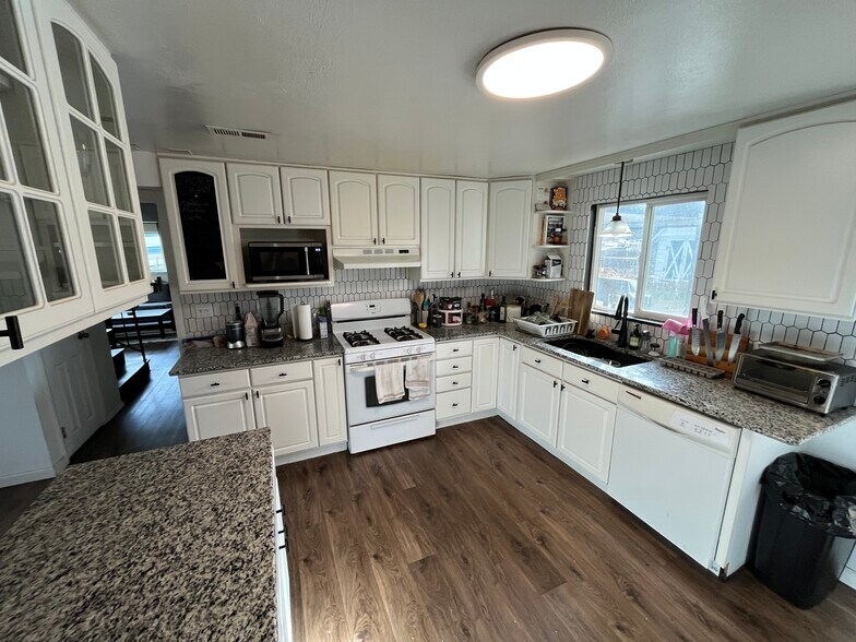 Building Photo - 3226 Gladiola Dr