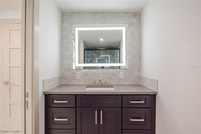 Building Photo - 4712 W Bay Ave