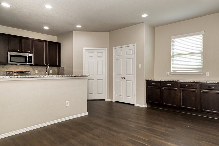 Building Photo - 5934 Ivans Farm