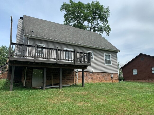 Building Photo - 4 Bedroom 2 Bath House