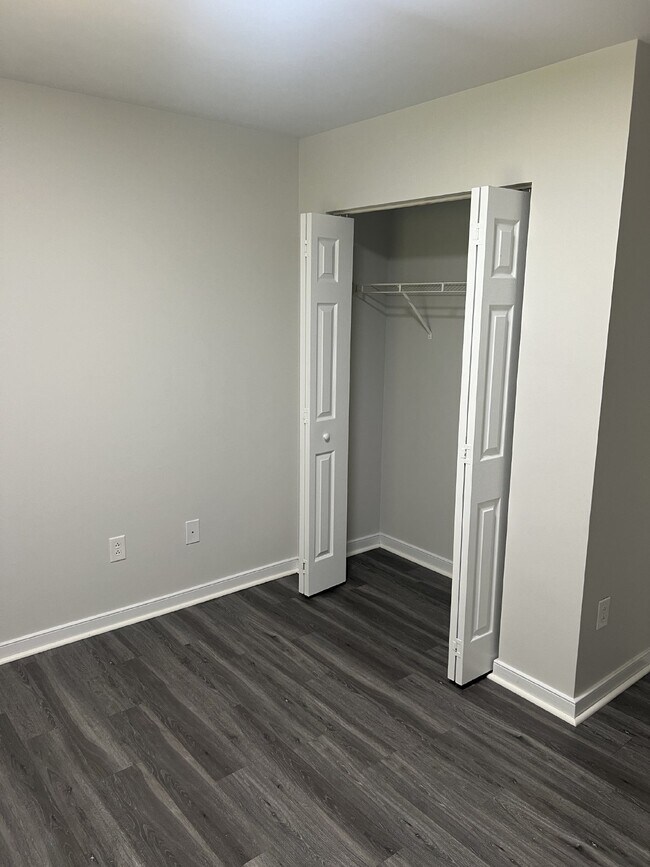 Building Photo - Spacious 6-Bedroom Home with 3 Bathrooms i...