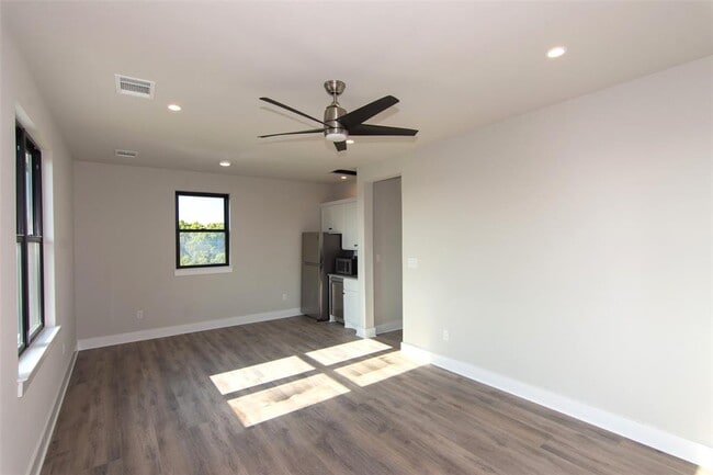 Building Photo - 2804 Lawrence Dr