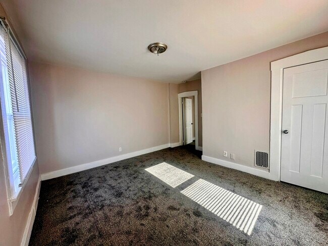 Building Photo - 323 N Gladstone Ave