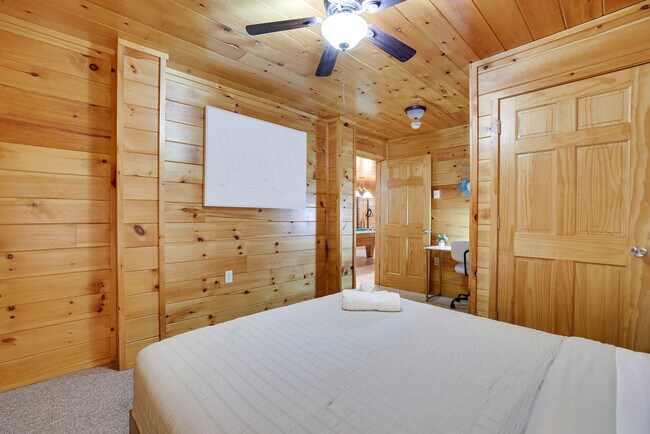 Building Photo - 255 Hillary Dr W