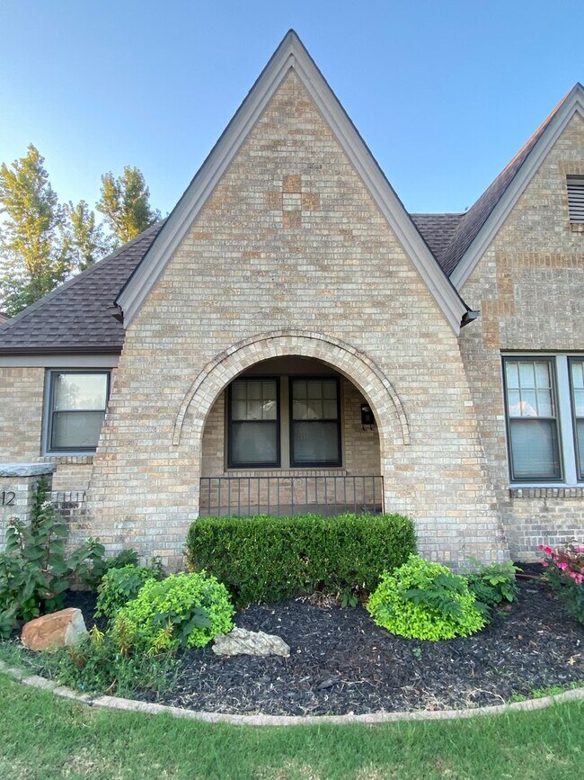 Building Photo - 2 Bedroom 2 Bathroom plus Bonus Room with ALL Appliances Included