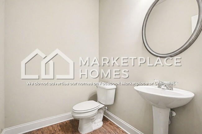 Building Photo - 845 Crescent Ln