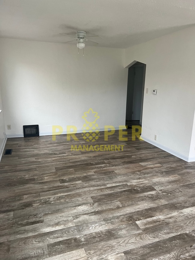 Building Photo - 2 bedrooms 1 bathroom house