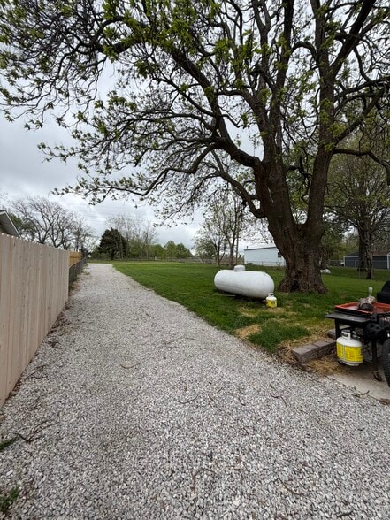 Driveway to large parking area - 18619 S State Route D