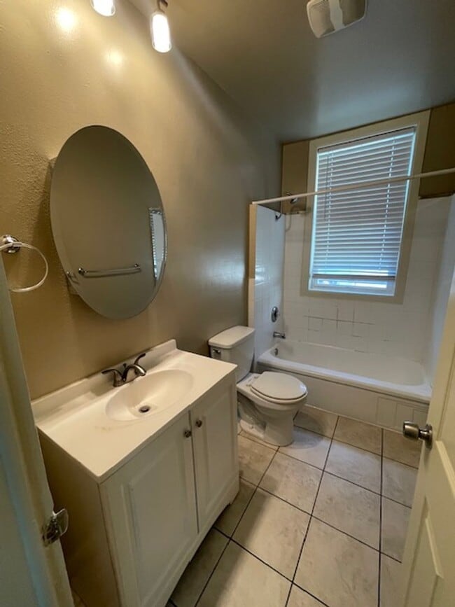 Building Photo - Cozy triplex unit, located in the Heart of...