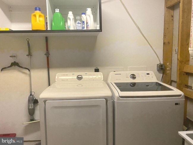 Building Photo - 3550 Bay View Dr