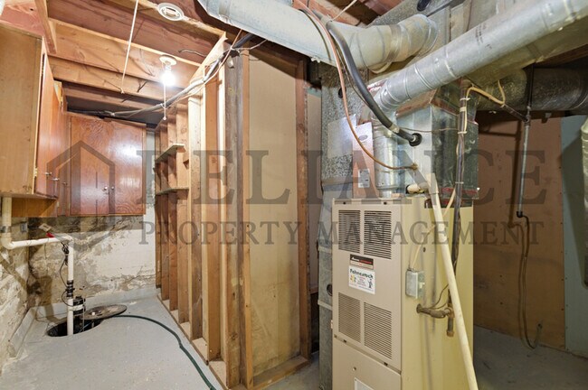 Building Photo - 2242 S Ridgewood Dr