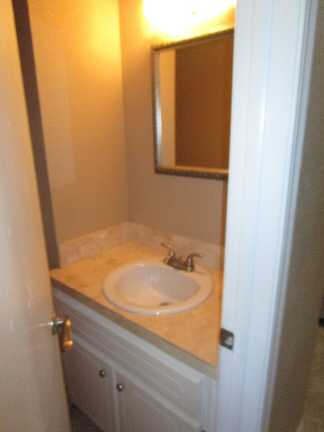 Building Photo - (2) Bed/(2.5) Bath Townhome Avail Now! Poo...