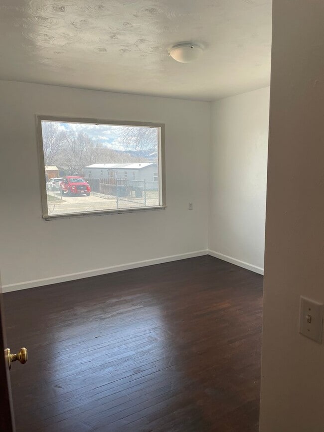 Building Photo - Freshly remodeled