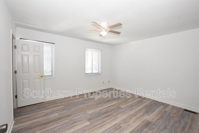 Building Photo - 400 N Steele St