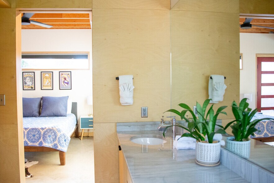 Building Photo - 602 N Willson Ave