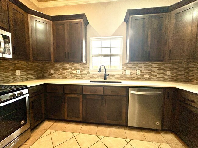 Building Photo - Spacious 3 bed 2 bath Single Family with a Large Fenced Backyard!