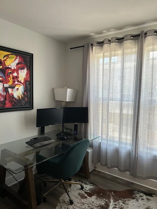 Building Photo - Stunning 3 Bed 2.5 Bath, Open Concept Town...