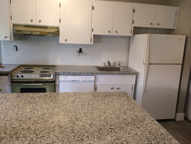 Building Photo - Super cute top level 1 bed w/ washer/dryer...