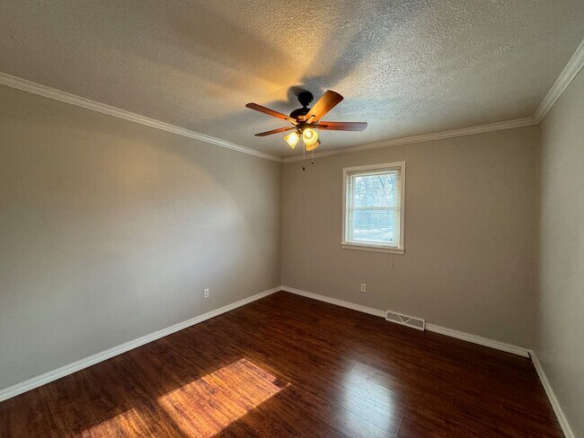 Building Photo - Gorgeous 3 bedroom, 2 bath home in a great Springfield neighborhood!